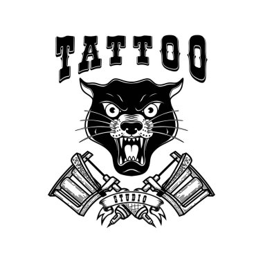 Dövme stüdyosu amblemi şablonu. Çapraz dövme makinesi, panter kafası, güller. Logo, etiket, tabela, poster ve tişört için tasarım elemanı. Vektör illüstrasyonu