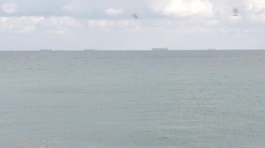 Deniz sahilindeki dalgaların hızlandırılmış görüntüleri