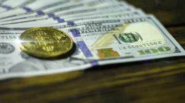 Bitcoin kripto para ve dolar tahtadan bir yüzey üzerinde