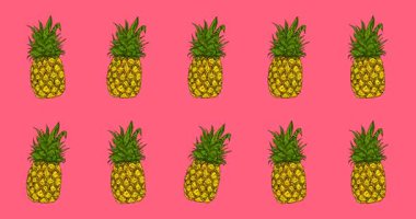 Renkli bir arka planda ananas sallanıyor. Vejetaryen teması