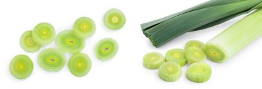 Beyaz arka planda izole dilimlenmiş pırasa sebze.