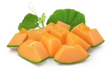 Kavun parçaları beyaz arkaplanda tam derinlikte izole edilmiş.