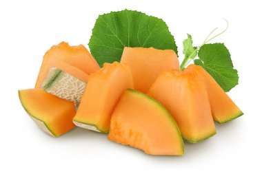 Kavun parçaları beyaz arkaplanda tam derinlikte izole edilmiş.