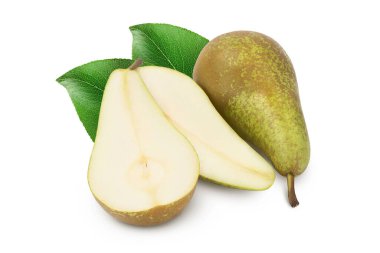 Yeşil konferans armudu tam derinlikte beyaz arkaplanda izole edildi.