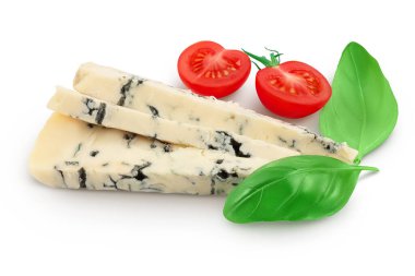 Mavi peynirli gorgonzola, beyaz arka planda tam derinlikte izole edilmiş.