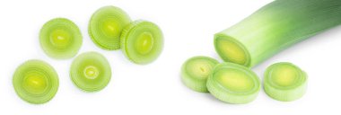 Beyaz arka planda izole dilimlenmiş pırasa sebze.