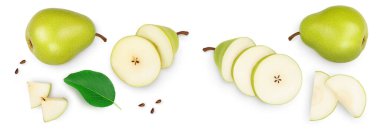 Yeşil armut meyvesi, yarısı ve beyaz arka planda izole edilmiş dilimler. Üst Manzara. Düz yatıyordu.