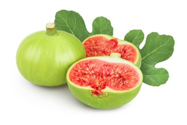 Olgun yeşil incir meyvesi, beyaz arka planda izole edilmiş, geniş bir alana yayılmış..