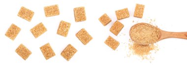 tahta kaşık beyaz arka plan üzerinde izole kahverengi şeker. Üstten Görünüm. Düz yatıyordu.