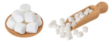 Tahta kasede marşmelov, beyaz arka planda izole edilmiş, geniş bir alana yayılmış..