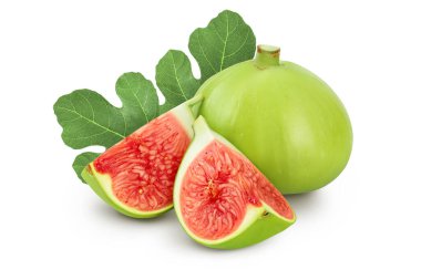 Olgun yeşil incir meyvesi, beyaz arka planda izole edilmiş, geniş bir alana yayılmış..