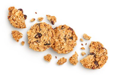 Granola kurabiyesi beyaz arka planda izole edilmiş, geniş bir alana yayılmış. Üst Manzara. Düz yatıyordu