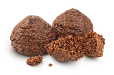 Kerob, muz, kaju, ayçiçeği tohumu ve Hindistan cevizi ezmeli çikolata kurabiyesi beyaz arka planda tam derinlikte izole edilmiş. Sağlıklı yemek, glütensiz, unsuz..