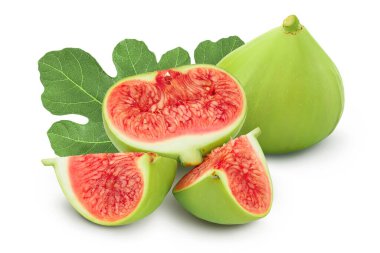 Olgun yeşil incir meyvesi, beyaz arka planda izole edilmiş, geniş bir alana yayılmış..