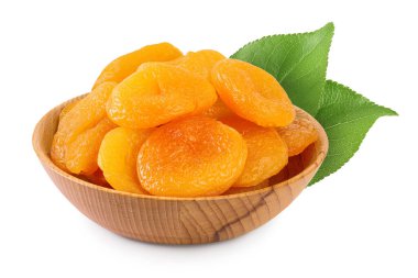 Beyaz arka planda izole edilmiş ahşap kasede kurumuş kayısılar ve geniş bir alan.