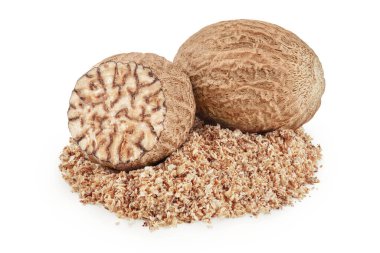 Tam ve rendelenmiş hindistan cevizi tam derinlikte beyaz arkaplanda izole edilmiş.