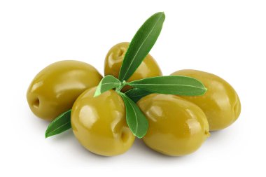 Beyaz bir zemin üzerinde tam derinlikte yaprakları olan yeşil zeytinler.