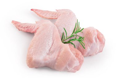 Saf tavuk kanatları beyaz arka planda izole edilmiş, geniş bir alana yayılmış. Üst Manzara. Düz yatıyordu.