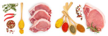 Beyaz arka planda izole edilmiş baharatlı dilimlenmiş çiğ domuz eti. Üst Manzara. Düz yatıyordu.