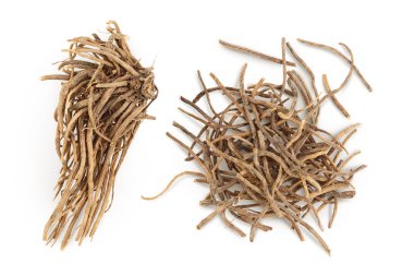 Kurutulmuş Valerian kökü beyaz arka planda izole edilmiş. Valeriana yetkilileri, geniş bir alana yayıldılar. Üst Manzara. Düz yatıyordu.