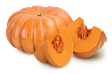 Taze turuncu balkabağı beyaz arka planda izole edilmiş, geniş bir alana yayılmış..