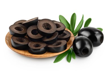 Ahşap kasede siyah zeytin dilimleri beyaz arka planda izole edilmiş, geniş bir alana yayılmış.