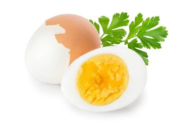 haşlanmış yumurta ve yarım beyaz arka plan üzerinde izole.