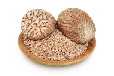 Ahşap kasedeki bütün ve rendelenmiş hindistan cevizi beyaz arka planda tam derinlikte izole edilmiş.