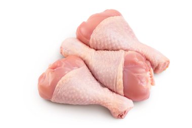 Çiğ tavuk budu ya da baget parçası beyaz arka planda izole edilmiş ve geniş bir alana yayılmış. Üst Manzara. Düz yatıyordu.