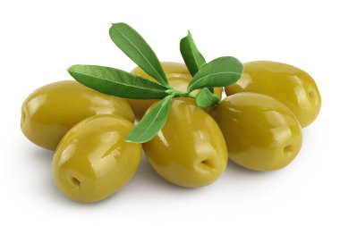 Beyaz bir zemin üzerinde tam derinlikte yaprakları olan yeşil zeytinler.