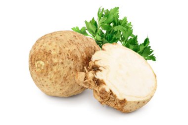 Beyaz arkaplanda izole edilmiş taze kereviz kökü,