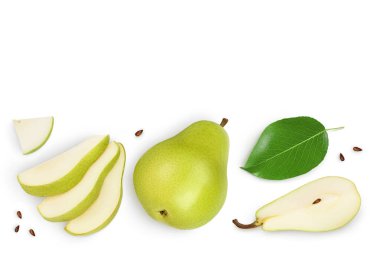 Kesme yolu ile beyaz arka planda izole edilmiş yeşil armut meyvesi. Üst Manzara. Düz yatıyordu.