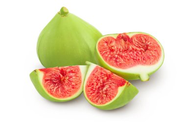 Olgun yeşil incir meyvesi, beyaz arka planda izole edilmiş, geniş bir alana yayılmış..