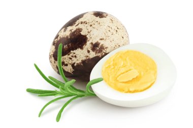 Kaynamış bıldırcın yumurtası beyaz arka planda izole edilmiş, geniş bir alana yayılmış..