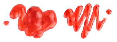 Kırmızı çilek şurubu beyaz arka planda izole edilmiş, geniş bir alana yayılmış, Üst Manzara. Düz yatıyordu,