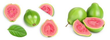 Beyaz arka planda tam derinlikte dilimlenmiş Guava meyvesi. Üst Manzara. Düz yatıyordu.