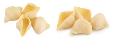 Beyaz arka planda izole edilmiş konşiglionili İtalyan makarnası. Üst Manzara. Düz yatıyordu.