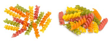 Çiğ Fusilli renkli makarna, beyaz arka planda izole edilmiş, geniş bir alana yayılmış. Üst Manzara. Düz yatıyordu.