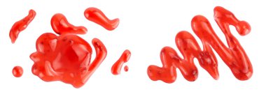 Kırmızı çilek şurubu beyaz arka planda izole edilmiş, geniş bir alana yayılmış, Üst Manzara. Düz yatıyordu,