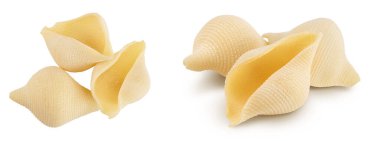 Beyaz arka planda izole edilmiş konşiglionili İtalyan makarnası. Üst Manzara. Düz yatıyordu.