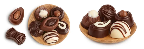 在木制碗中的巧克力糖果 背景白色 外野纵深 顶部视图 平躺在床上 — 图库照片