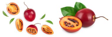 Beyaz arka planda izole yaprakları ile taze Tamarillo meyve. Üst görünüm. Düz yatma.