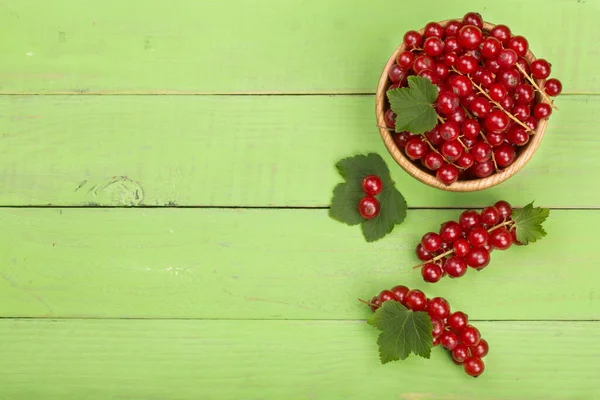 Красная Смородина Ягоды Деревянной Чаше Листьями Зеленом Деревянном Фоне Вид — стоковое фото