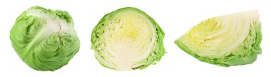 Yeşil lahananın yarısı beyaz arka planda, geniş bir alana yayılmış.