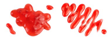 Kırmızı çilek şurubu beyaz arka planda izole edilmiş, geniş bir alana yayılmış, Üst Manzara. Düz yatıyordu,