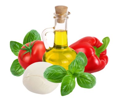 Beyaz arka planda izole edilmiş salata malzemeleri. Zeytinyağı, domates, tatlı biber, mozzarella ve fesleğen..