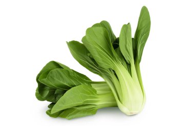 Taze pak choi lahanası beyaz arka planda izole edilmiş, geniş bir alana yayılmış..