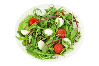 Karışık salata - roka, ıspanak, pazı, kiraz domatesleri ve beyaz arka planda izole edilmiş mozzarella. Üst Manzara. Düz yatıyordu.