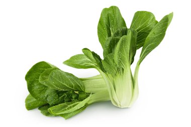 Taze pak choi lahanası beyaz arka planda izole edilmiş, geniş bir alana yayılmış..