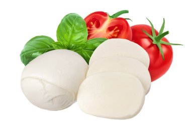 Mozzarella peyniri beyaz arka planda tam derinlikte dilimlenmiş..